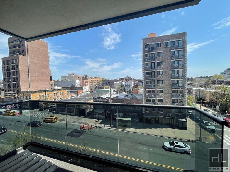 Building Photo - Gorgeous rent stabilized 1 bedroom apartment spanning 700 sq with private balcony, dishwasher, mi...