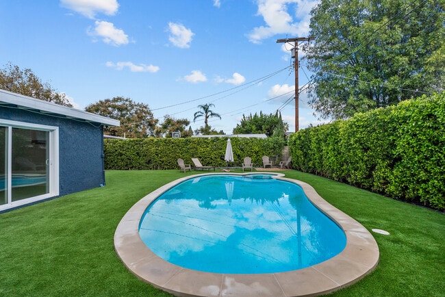 Building Photo - 10144 Gaviota Ave