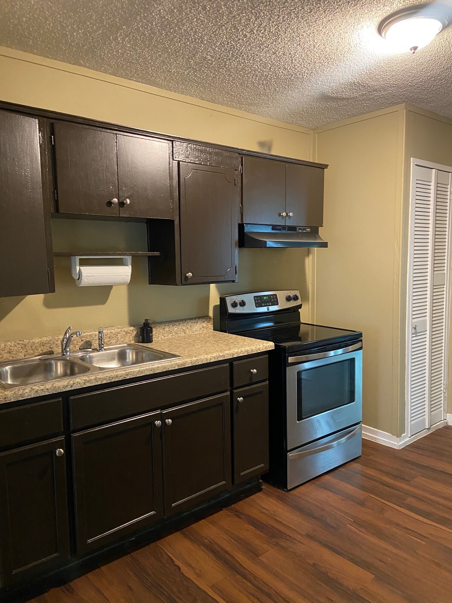 Building Photo - 600 9th Ct S