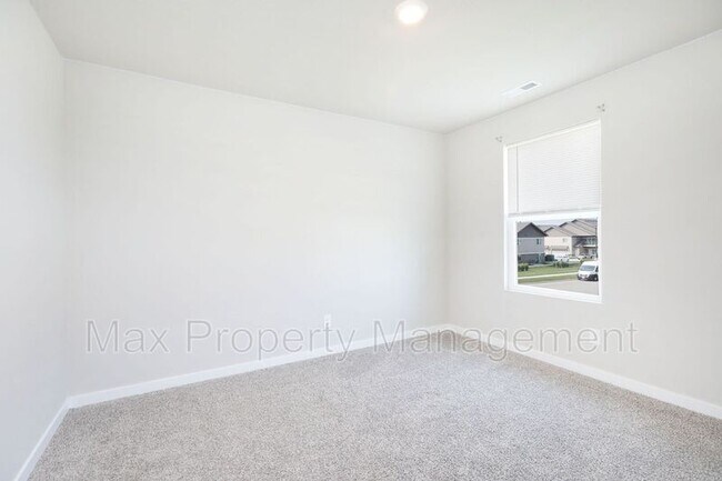 Building Photo - 2302 SW 23rd St