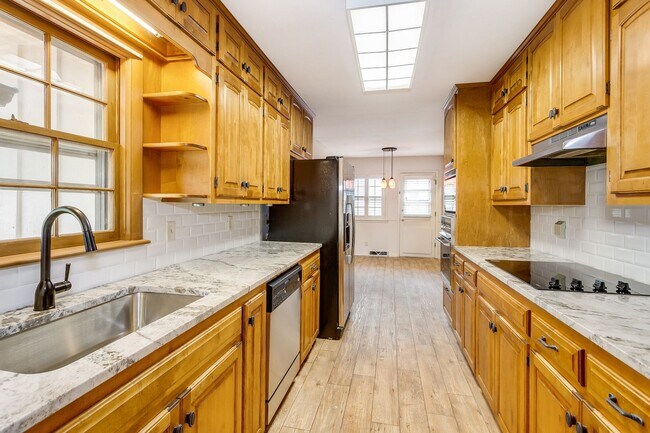 Building Photo - 6410 E 10th St N