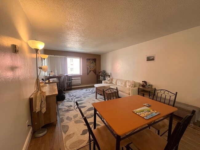 Building Photo - Downtown Furnished One-Bedroom Unit!
