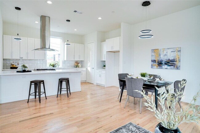Building Photo - 1 Bedroom Townhome with Rooftop Deck and 1 Car GAR Near Lower Greenville and Henderson