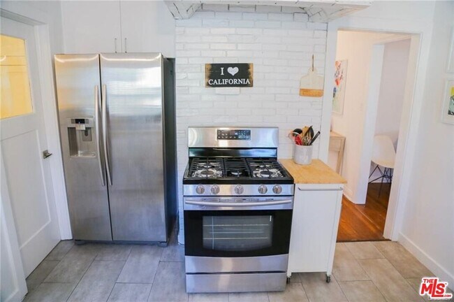 Building Photo - 601 Sweetzer Ave