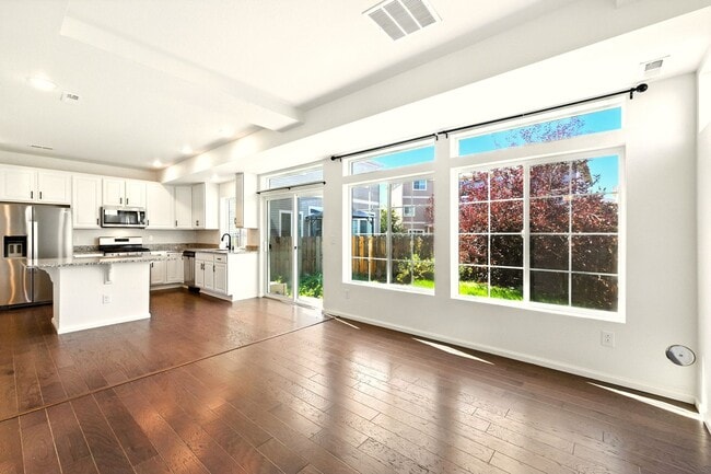 Building Photo - 3 Bedroom 2.5 Bathroom "Like-new" Single F...