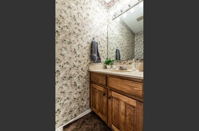 Building Photo - 2 Bd / 2 Ba Townhome Minutes Away From Campus & Downtown!