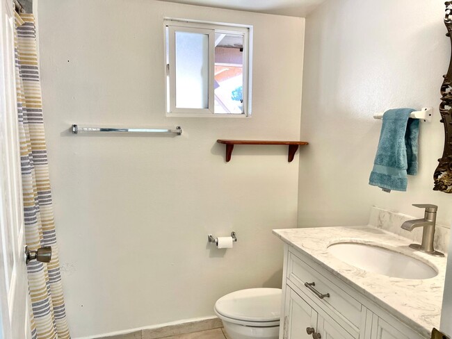 Building Photo - Three Bedroom Two Bathroom Home $2,495 Ria...