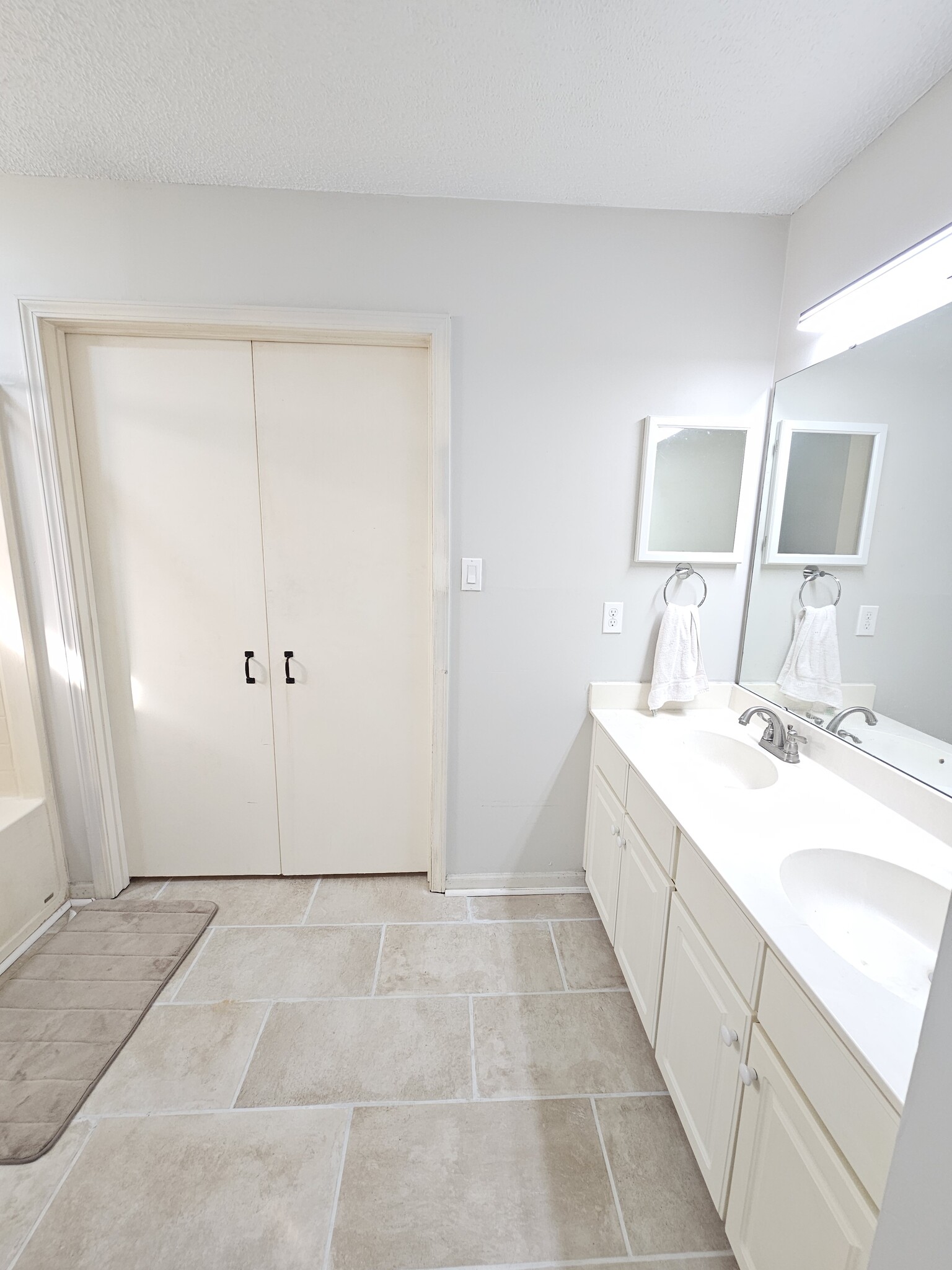 Master bathroom - 10430 Brawley Ln