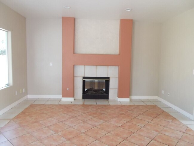 Building Photo - Spacious Estate on Nearly an Acre!