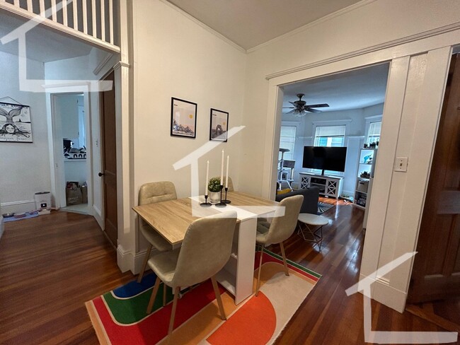 Building Photo - Large, 3 bed in Oak Square