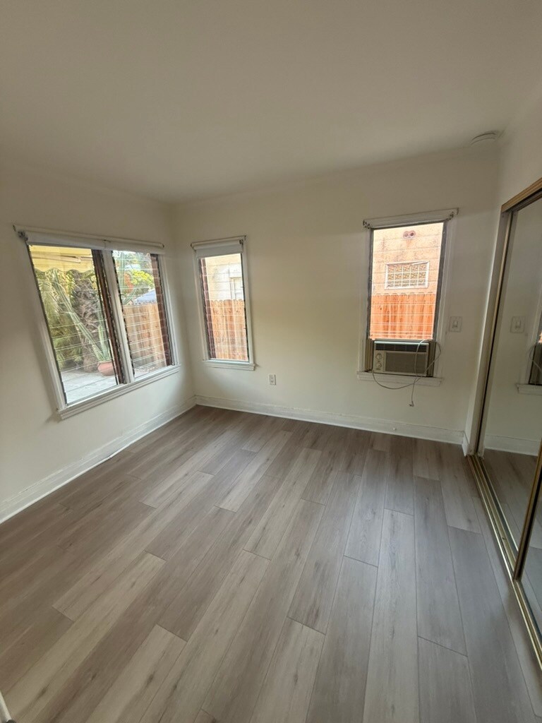 Building Photo - 8921 Rosewood Ave