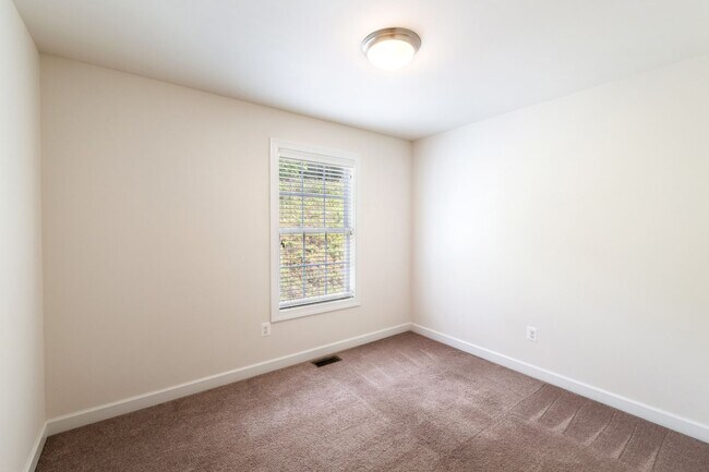 Building Photo - 2410 Winthrop Dr