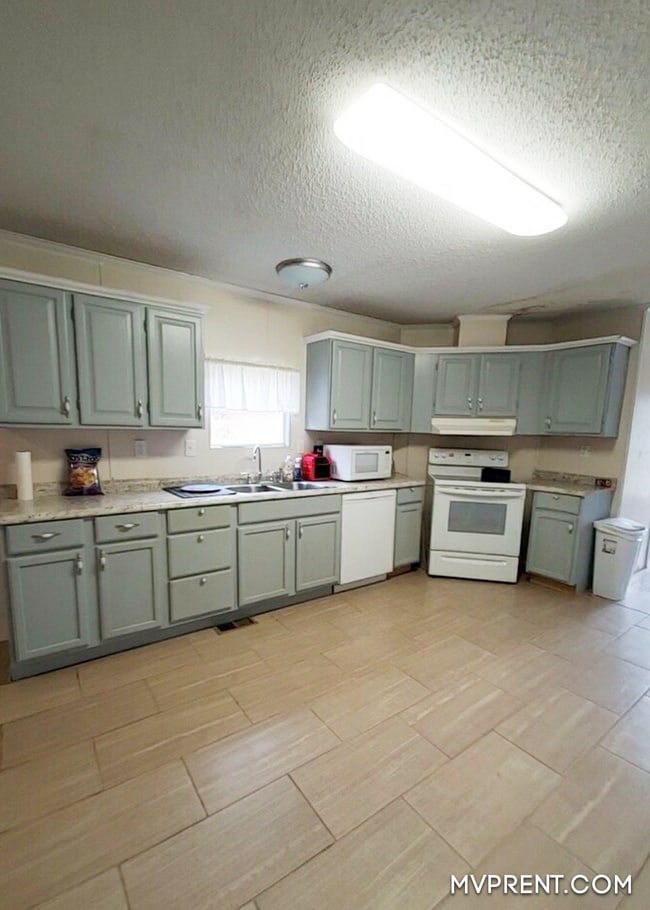 Building Photo - 279 Seminole Trl
