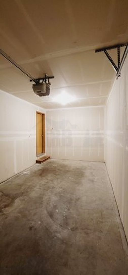 Building Photo - Newly Updated Townhouse in Tacoma! $500.00...