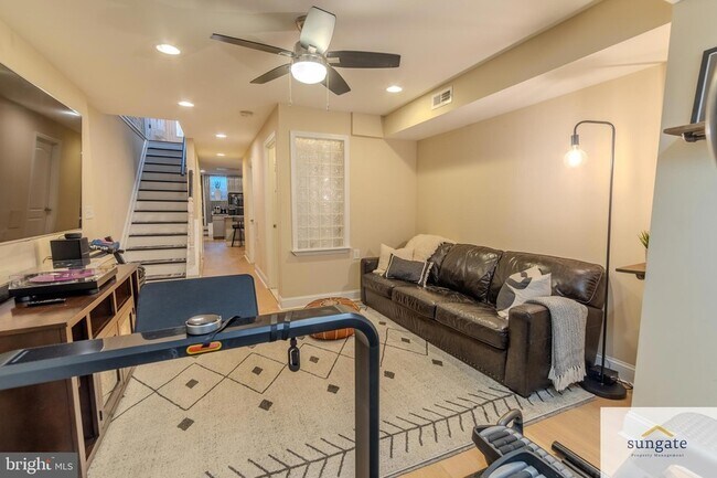 Building Photo - 417 S Ellwood Ave