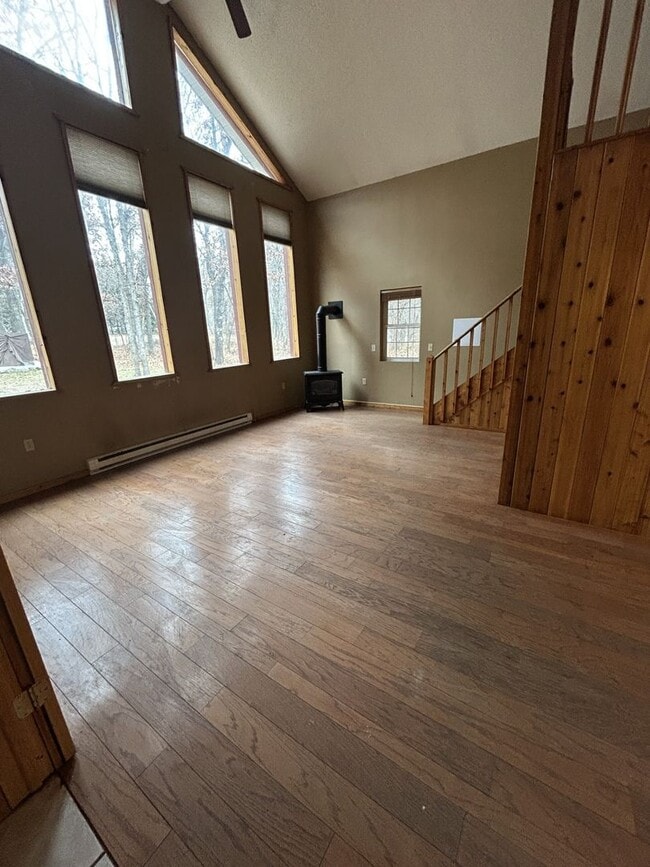 Building Photo - 1 bedrooms, 2 bathrooms. 2,000 sq ft home in a quiet country setting with large yard.