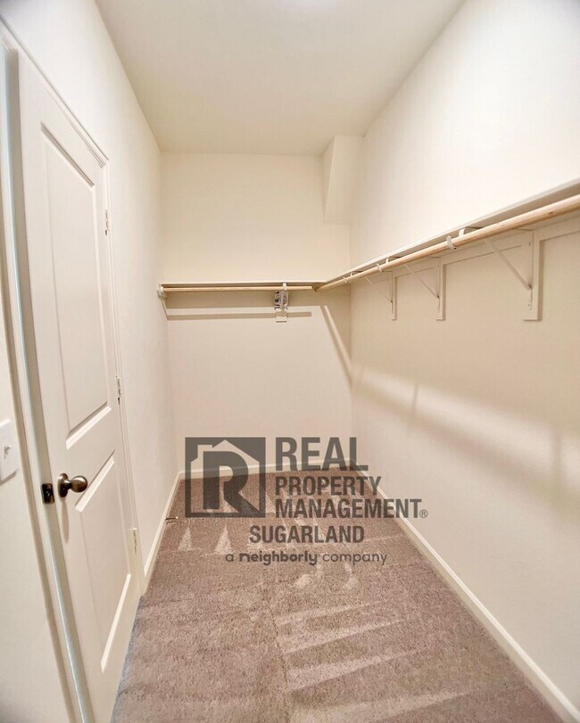 Building Photo - Water Views & Modern Style in Richmond