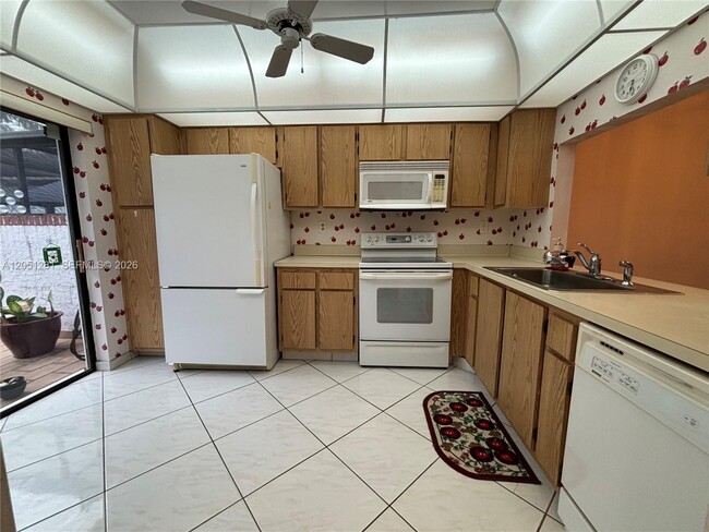 Building Photo - 6453 Pinehurst Cir