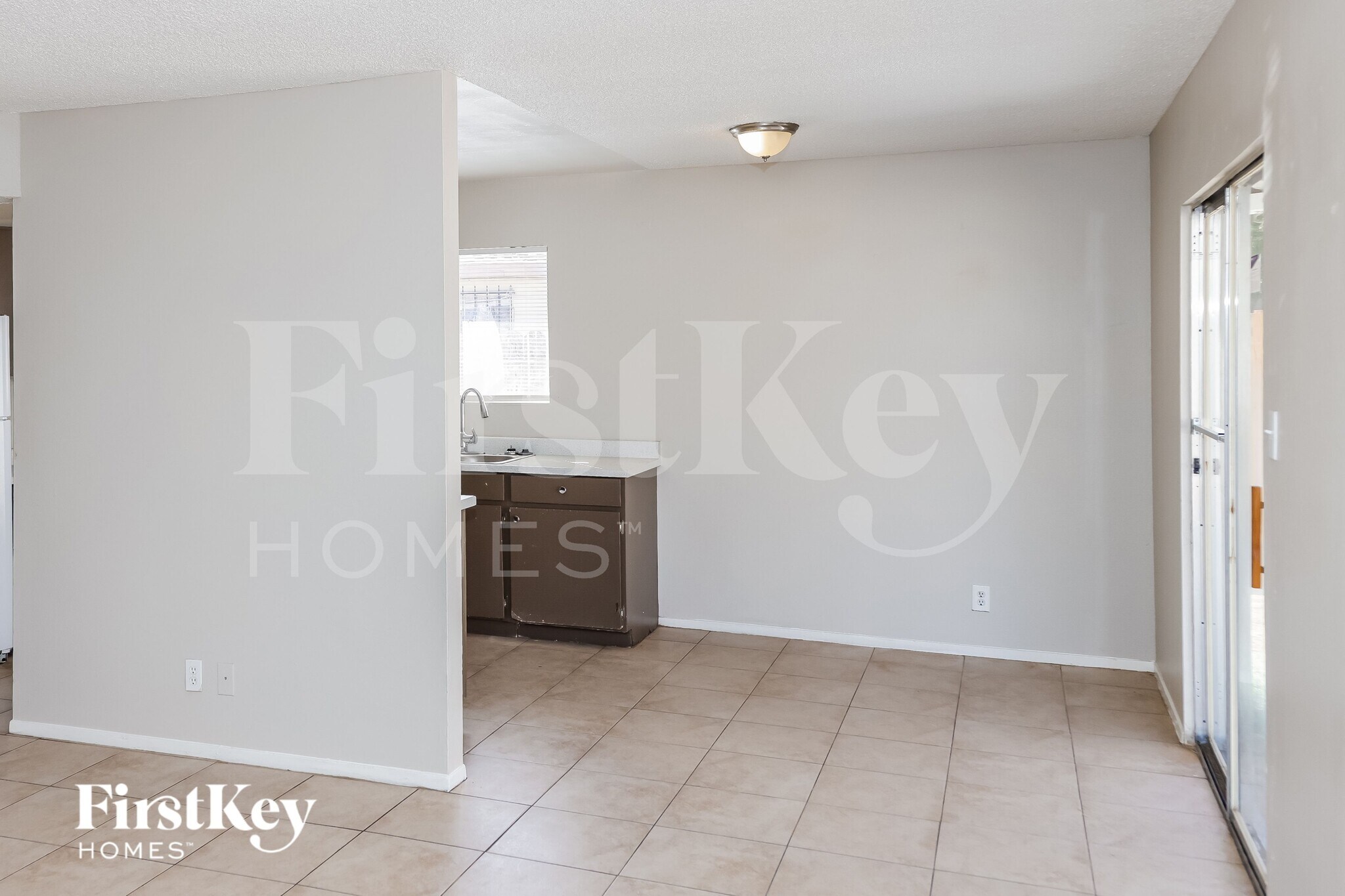 Building Photo - 5265 Saratoga Dr