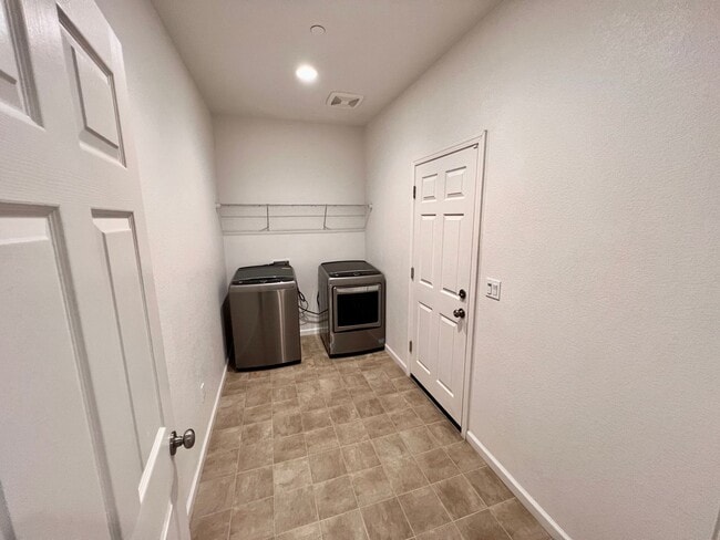 Building Photo - $2,450 Temperance & Clinton, 4 Bedroom - N...