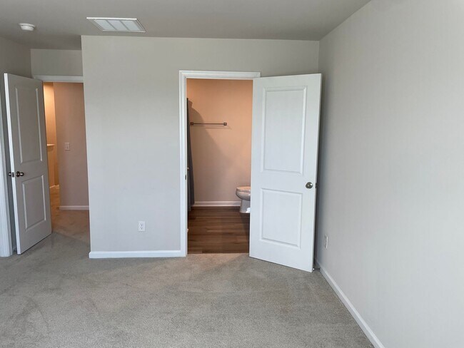 Building Photo - B1644