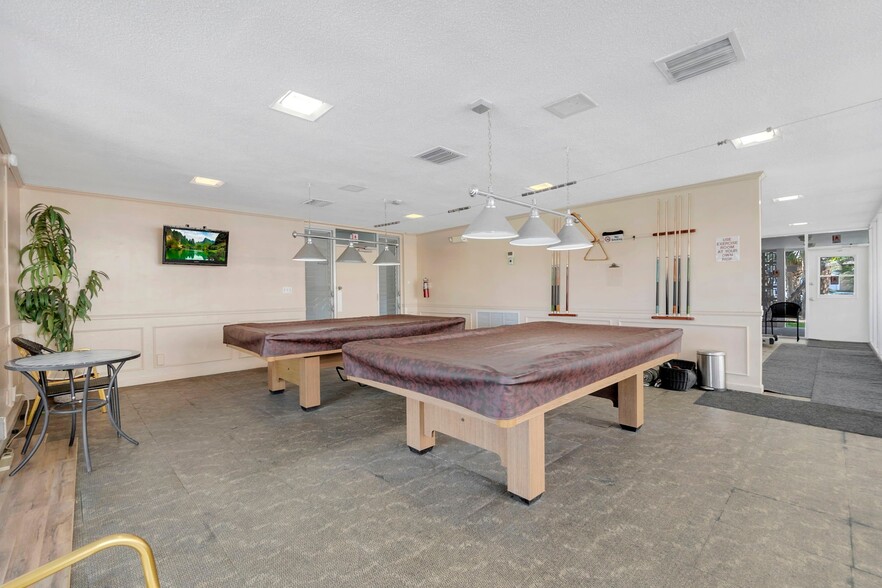 Building Photo - 3040 NE 16th Ave