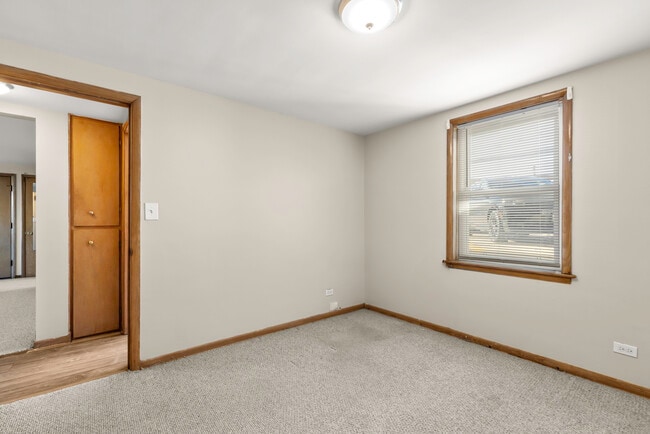 Building Photo - 6556 N Northwest Hwy