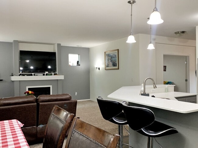 Building Photo - Remodeled Maple Woods Beauty