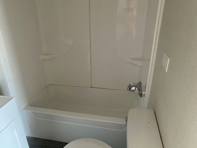 Building Photo - 5 Circle Dr