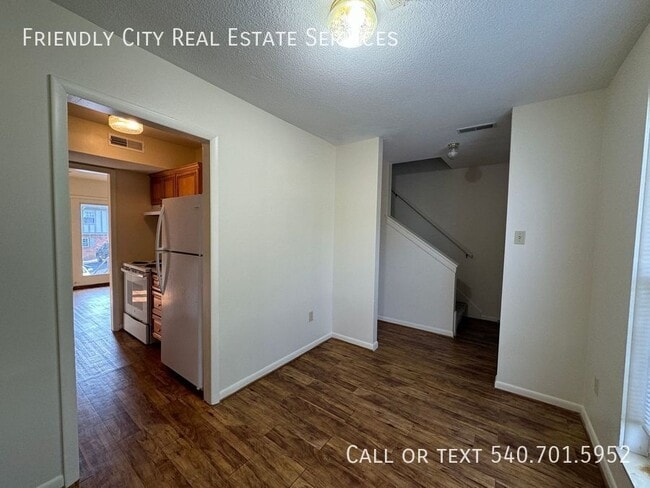 Building Photo - 1E Holly Ct-