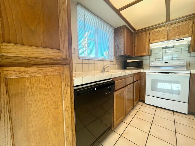 Building Photo - AVAILABLE NOW! 3 BLOCKS TO MISSION BAY! SP...
