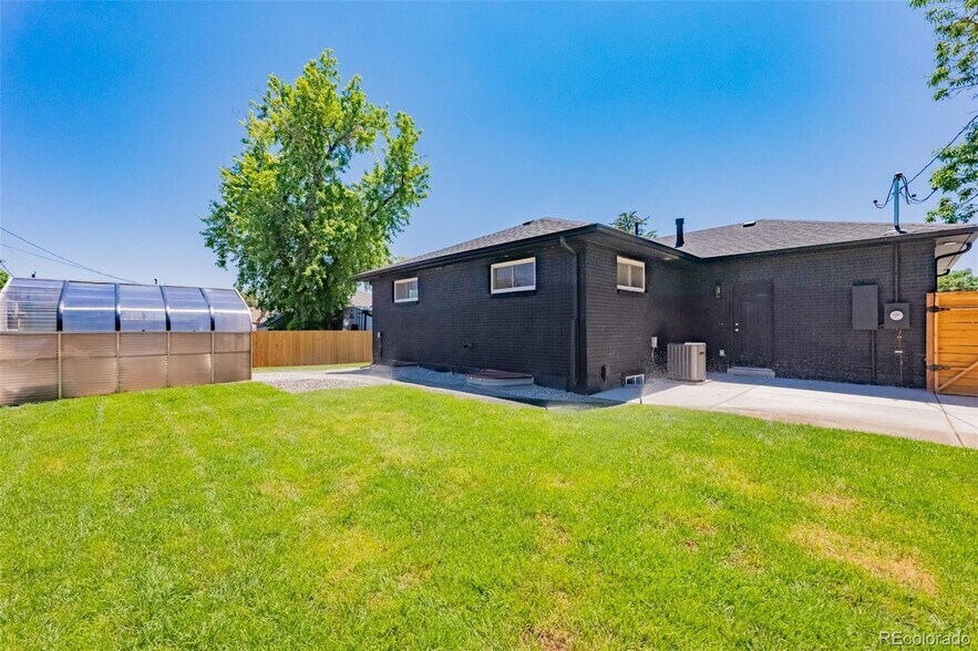 Building Photo - 11000 Larry Dr