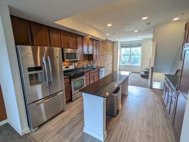 Building Photo - Modern 4 level townhouse available for imm...