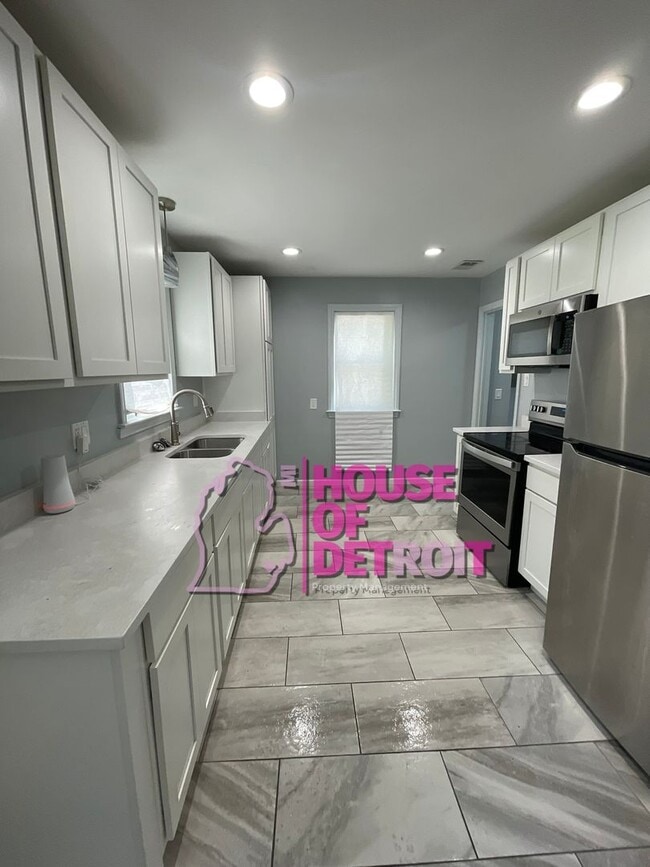 Building Photo - 3 BEDROOM | 2 BATH | FREE PRE SCREEN