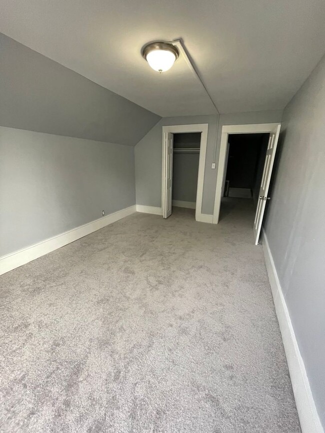 Building Photo - Second floor 4 Bedroom 1 Bathroom Two Stor...