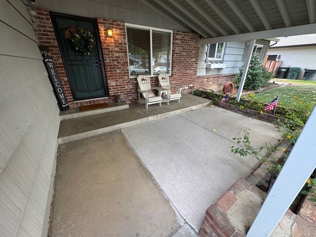 Building Photo - Gorgeous Updated 3 Bedroom in the heart of...