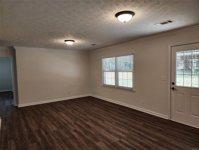 Building Photo - 628 Shadow Ln