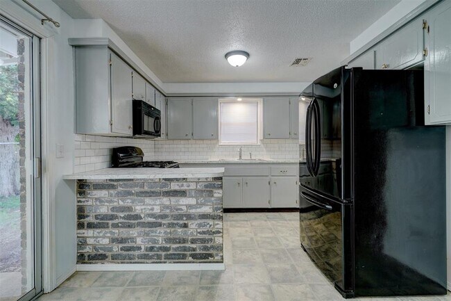 Building Photo - 503 Meadow Lake Dr