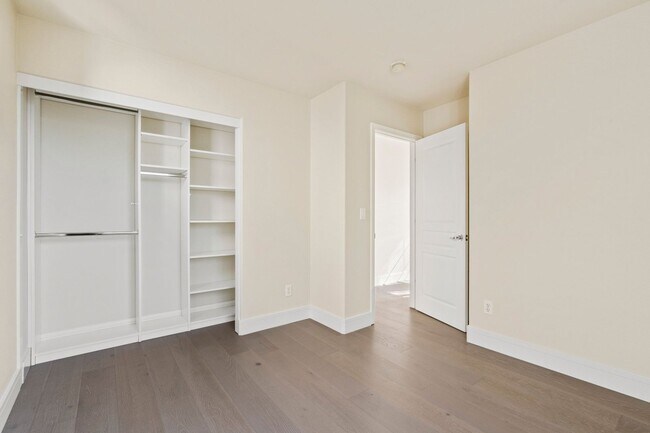 Building Photo - VERSATILE LUXURY LIVING IN RIVERMARK CORNE...
