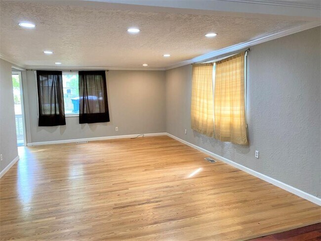 Building Photo - 5 bedroom in Seattle WA 98115