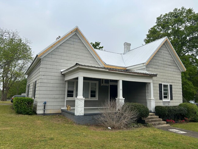 Building Photo - Madison Co. –3Bedroom, 1 Bathroom- Comer, GA – QUIET NEIGHBORHOOD – HOME SITS ON BEAUTIFUL CORNER...