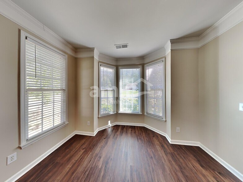 Building Photo - 2923 Villa Lake Dr