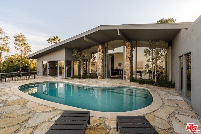 Building Photo - 8559 Edwin Dr