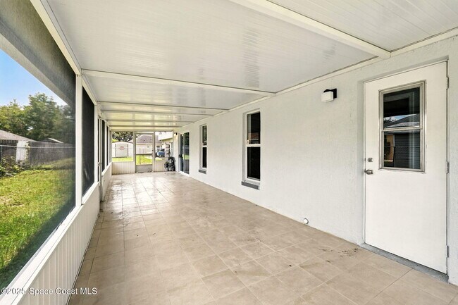 Building Photo - 460 Martigues Dr