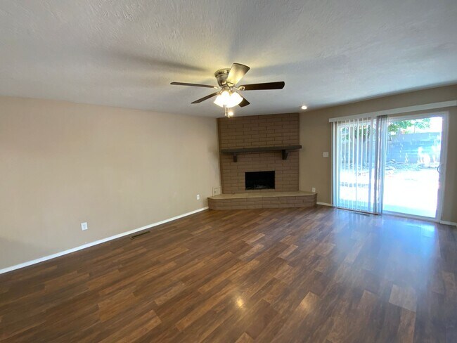 Building Photo - 3 Bedroom Single Story Home Available Near...