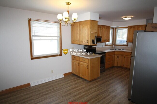 Building Photo - Large Updated 3 Bedroom Ranch
