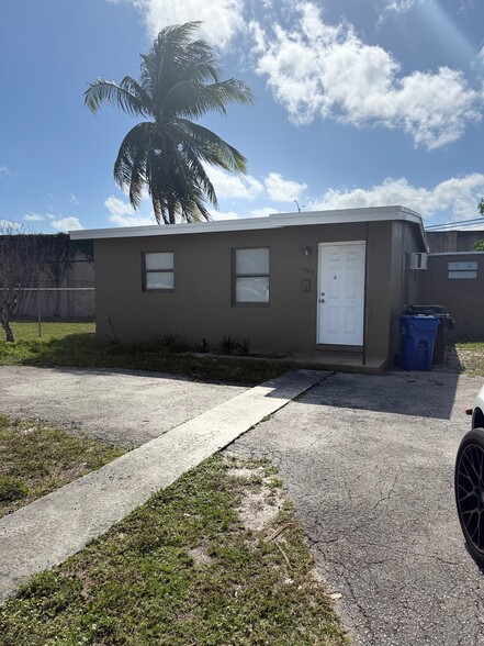 Primary Photo - 1708 Lauderdale Manor Dr