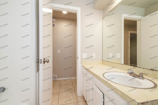 Building Photo - 5300 Creekwood Terrace