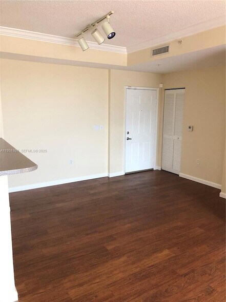 Building Photo - 1900 Van Buren St