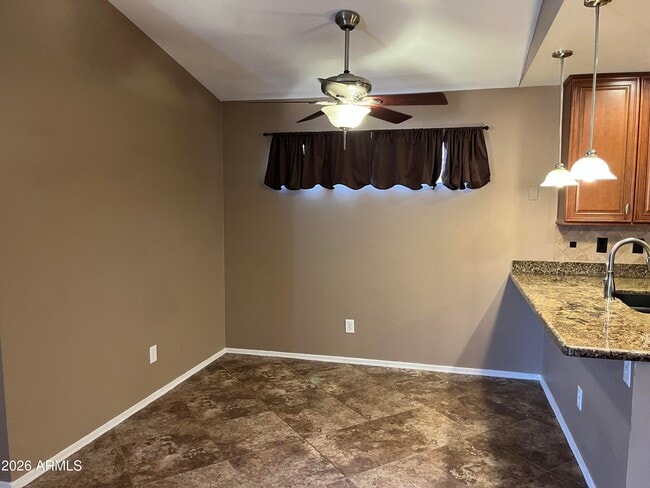 Building Photo - 3921 E Graythorn St